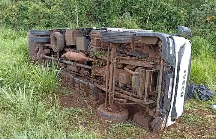 Motorista Sai Da Pista E Tomba Carreta Carga De Carne DistritoNews