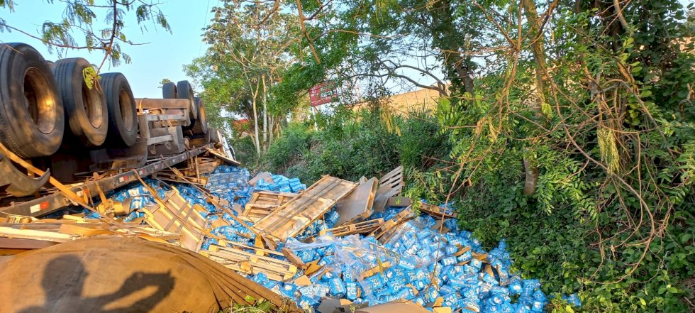 Carreta Tomba Em Rotat Ria Do Anel Vi Rio E Esparrama Carga De Cerveja