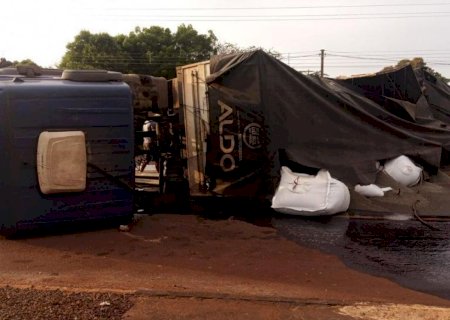 Carreta tomba na Vila São Pedro e combustível se espalha sobre a pista