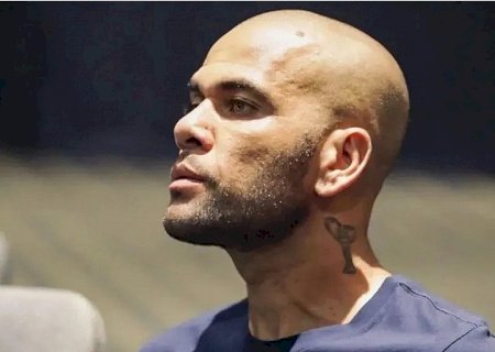 Jogador Daniel Alves é condenado a mais de 4 anos de prisão por estupro